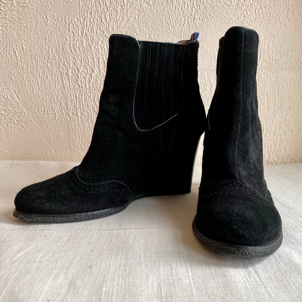 Tommy Hilfiger black suede wedge booties with brogue detailing Size 9.5